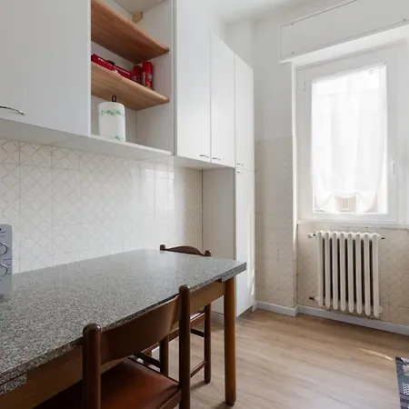 Guesthost - Corso Lodi Modern With Balcony Milan